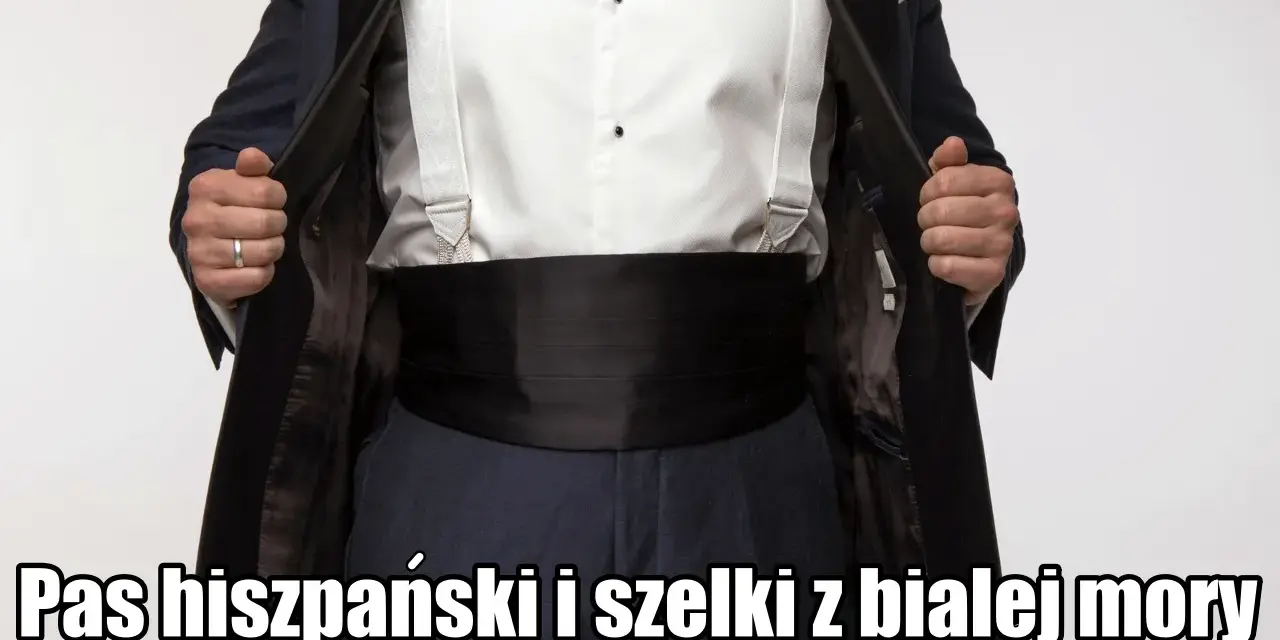 Elegancki smoking z pasem hiszpańskim i białymi szelkami.