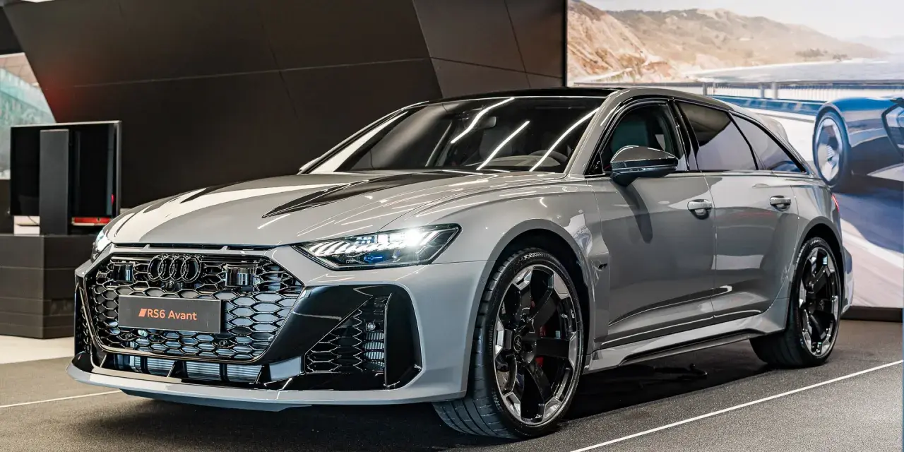 Szary Audi RS6 GT Avant z czarnymi akcentami i felgami, gotowy do podboju każdej drogi.