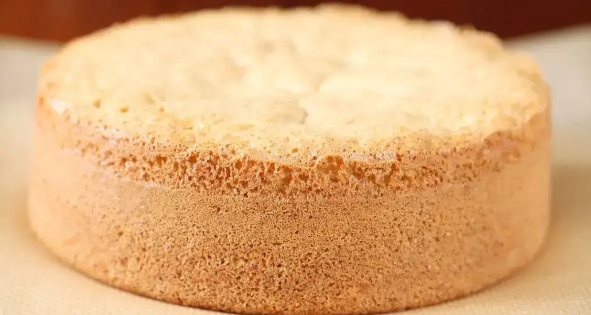 Idealny biszkopt z 4 jaj z mąką ziemniaczaną, puszysty i lekki. Idealny do tortów i deserów.