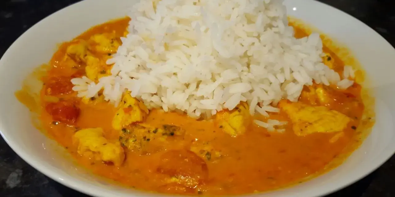 Kurczak curry z ryżem: przepis na sypki ryż i kremowy sos