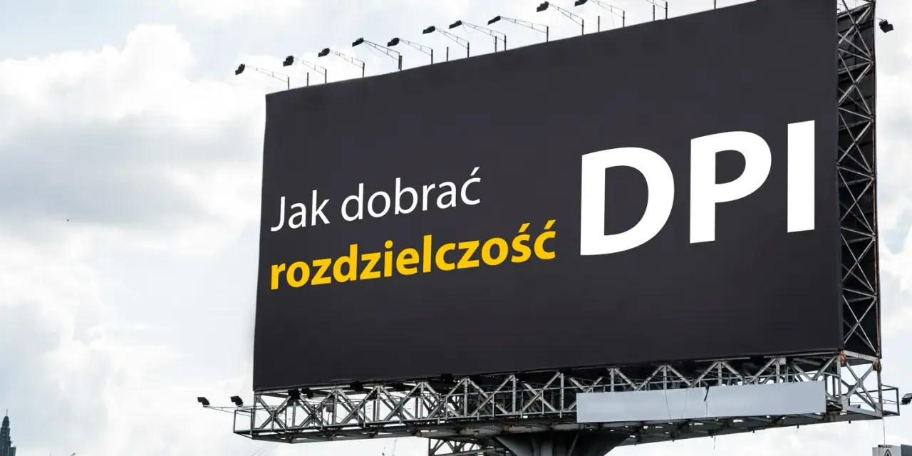 Jak dobrać rozdzielczość DPI do druku A4? Billboard z pytaniem o jakość wydruku.