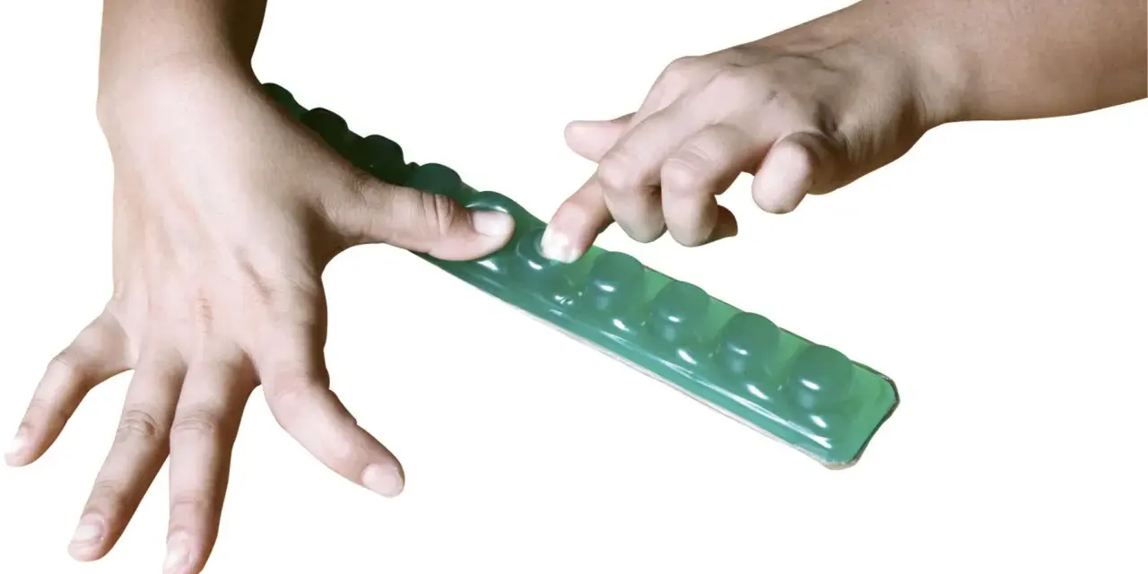 Händer som trycker på en grön gelremsa med bubblor, en rolig finger fidget.