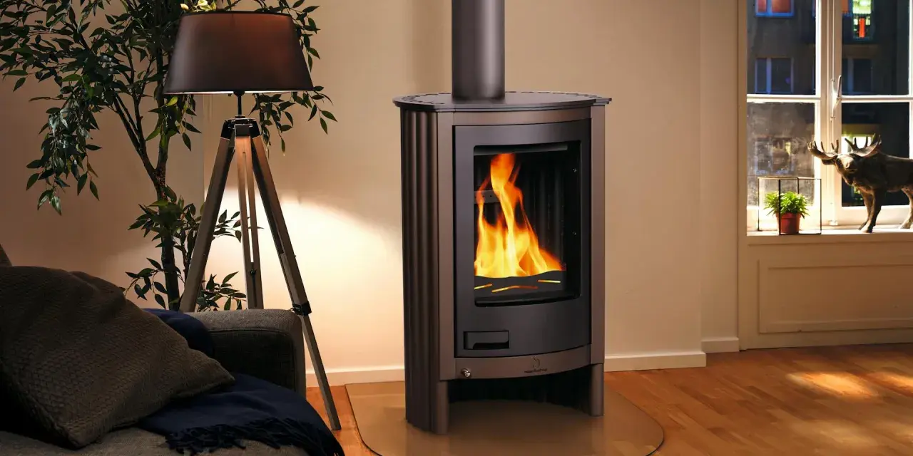 Stufa moderna con fiamme vive, pronta per la pulizia. Accanto, un divano accogliente e una lampada di design.