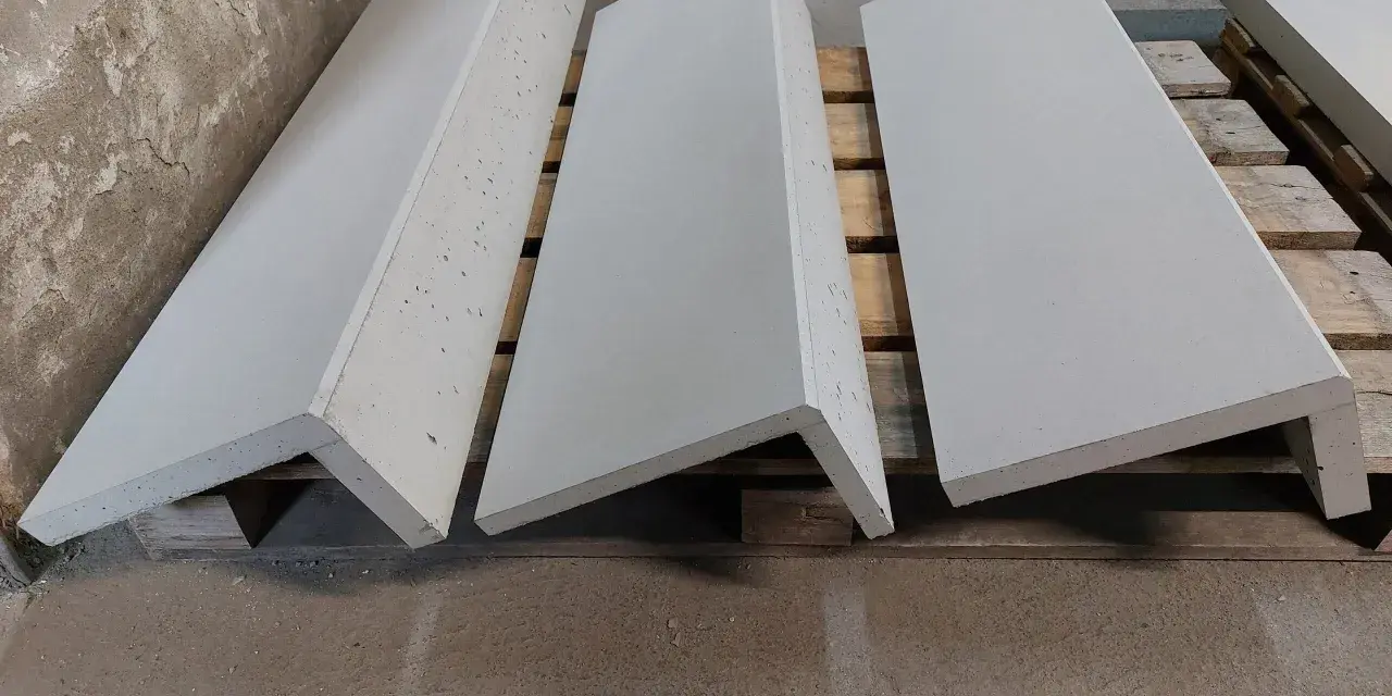 Gotowe elementy wykładziny na schody betonowe, ułożone na paletach. Nowoczesne i trwałe rozwiązanie.