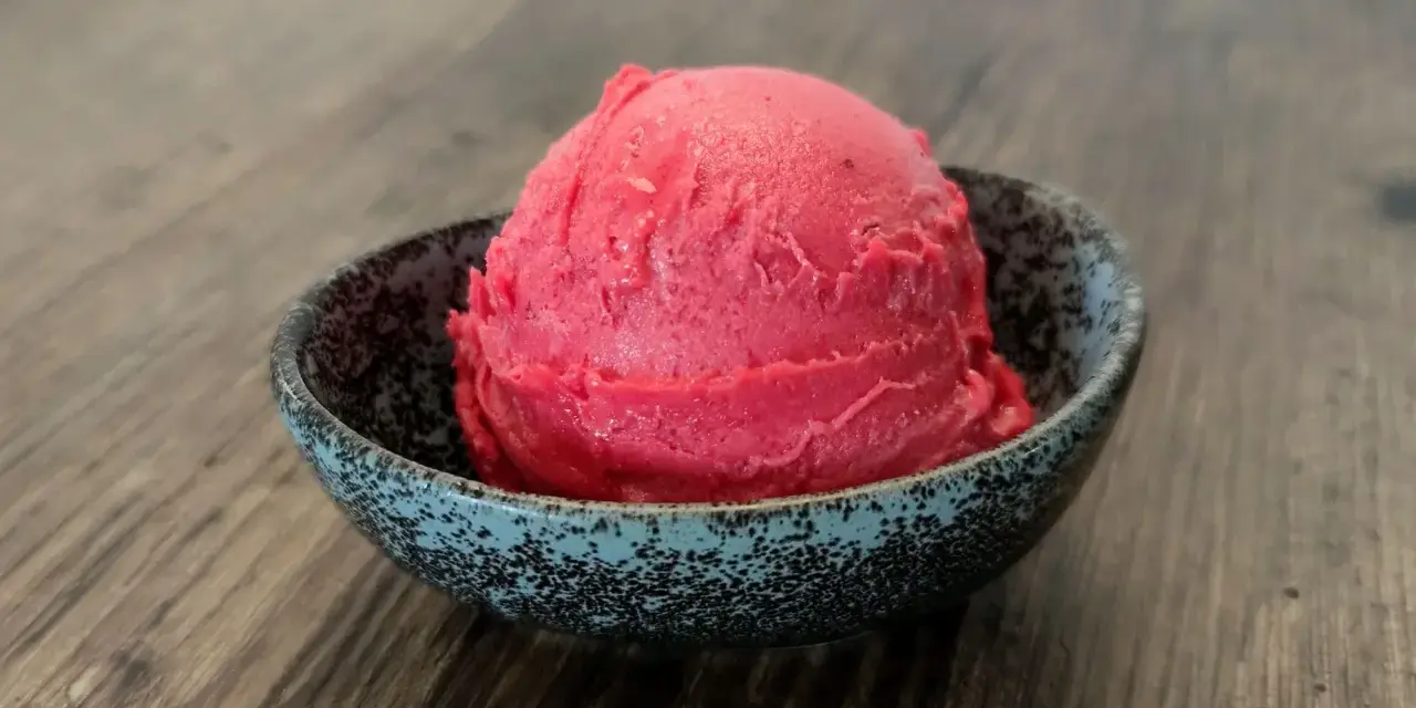 Ein Löffel cremiges Kirscheis, perfekt für alle, die Kirscheis selber machen wollen.