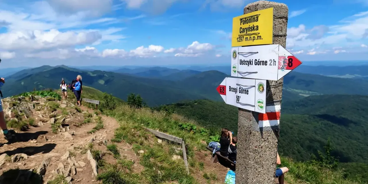 Bieszczady szlaki: Polonina Caryńska, Ustrzyki Górne i Brzegi Górne. Turyści na szlaku, piękny widok.