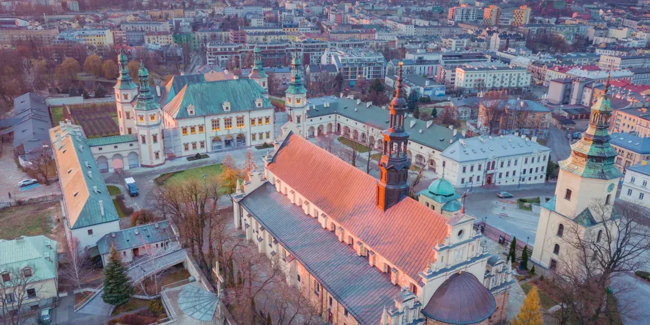 Kielce co zwiedzić? Bazylika katedralna i Pałac Biskupów Krakowskich o zachodzie słońca. Wspaniałe zabytki miasta.