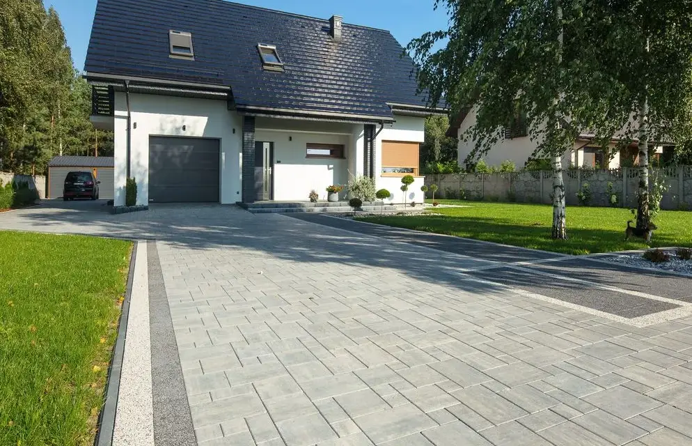 Ile kosztuje wybrukowanie podjazdu? Sprawdź szczegółowy kosztorys