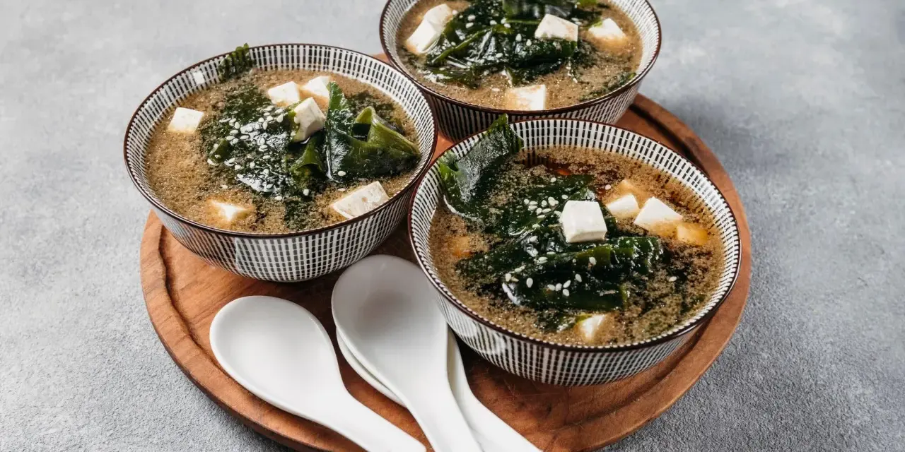 Trzy miseczki z zupą miso, wodorostami i tofu. Idealne na rozgrzewkę.
