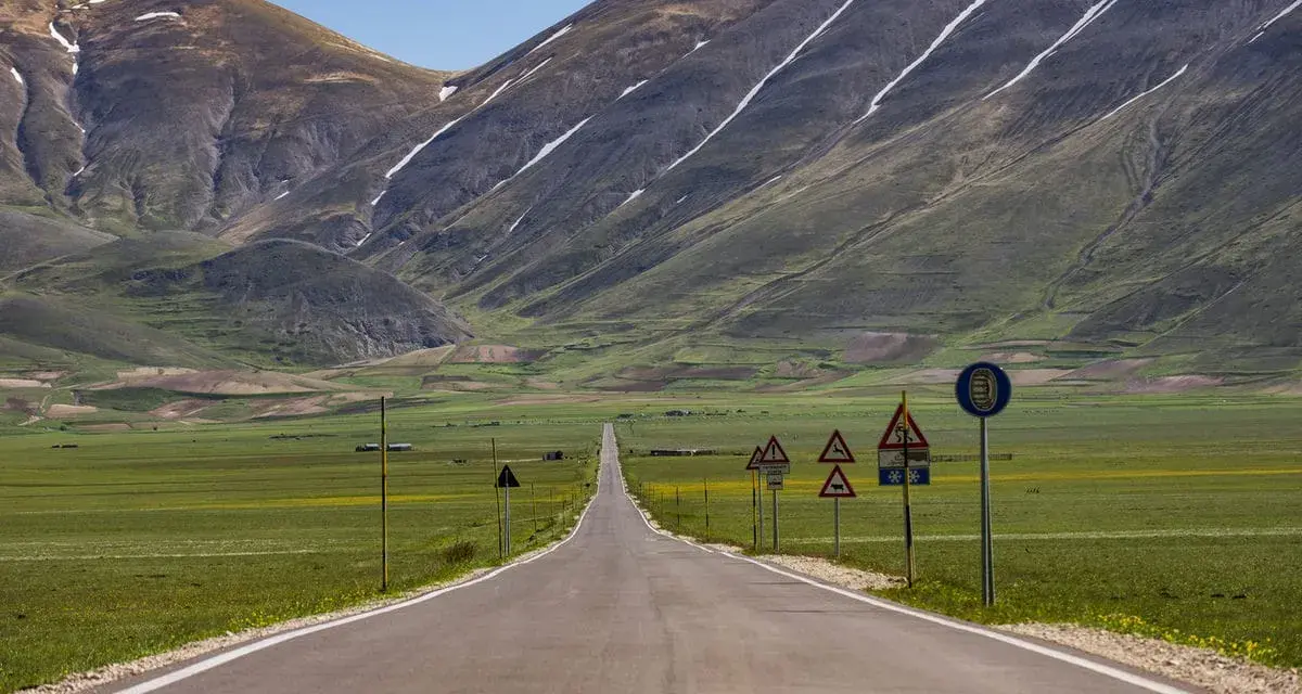 Strade da moto perfette per un viaggio panoramico tra montagne verdi e campi fioriti. Un invito a esplorare paesaggi mozzafiato.