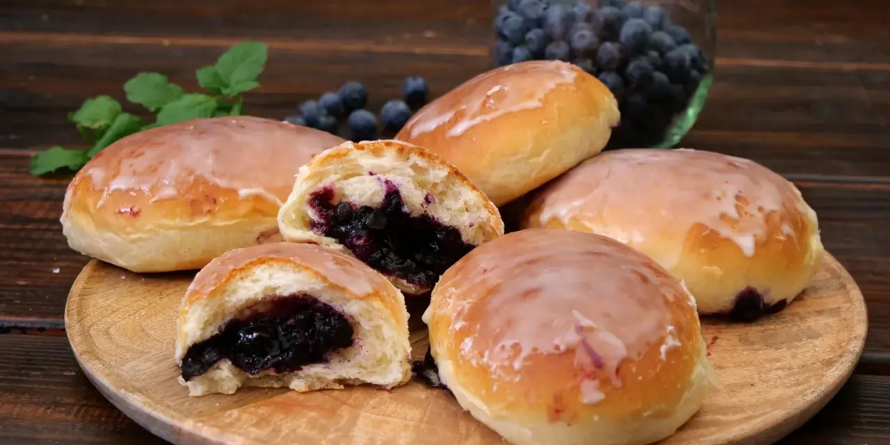Pyszne jagodzianki z lukrem, idealne na deser. Ten przepis na jagodzianki zachwyci każdego!