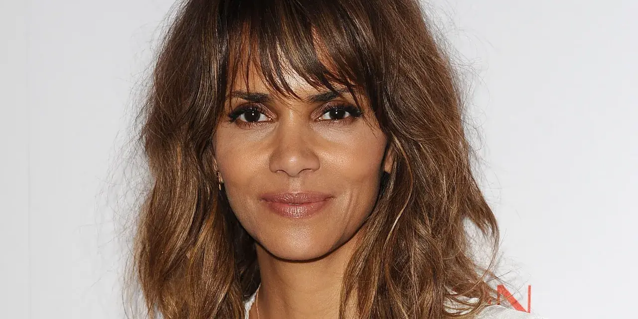 Halle Berry luce un corte shaggy pelo liso con capas que enmarcan su rostro, resaltando su mirada intensa.