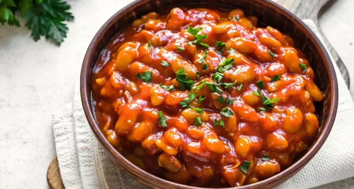 Fagioli in salsa rossa, guarniti con prezzemolo fresco. Un piatto saporito che si possono cuocere all'uccelletto.