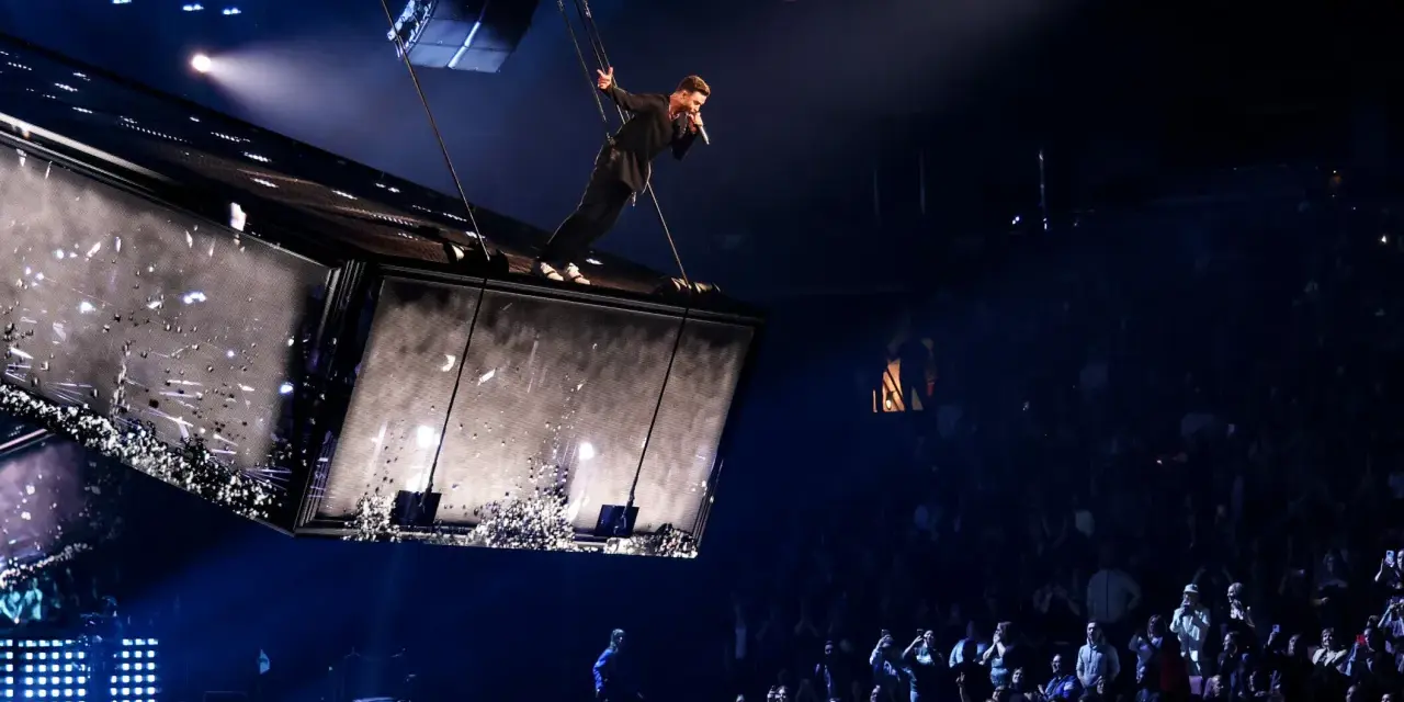 Justin Timberlake singt auf einer schwebenden Bühne in Berlin, während das Publikum begeistert zusieht.
