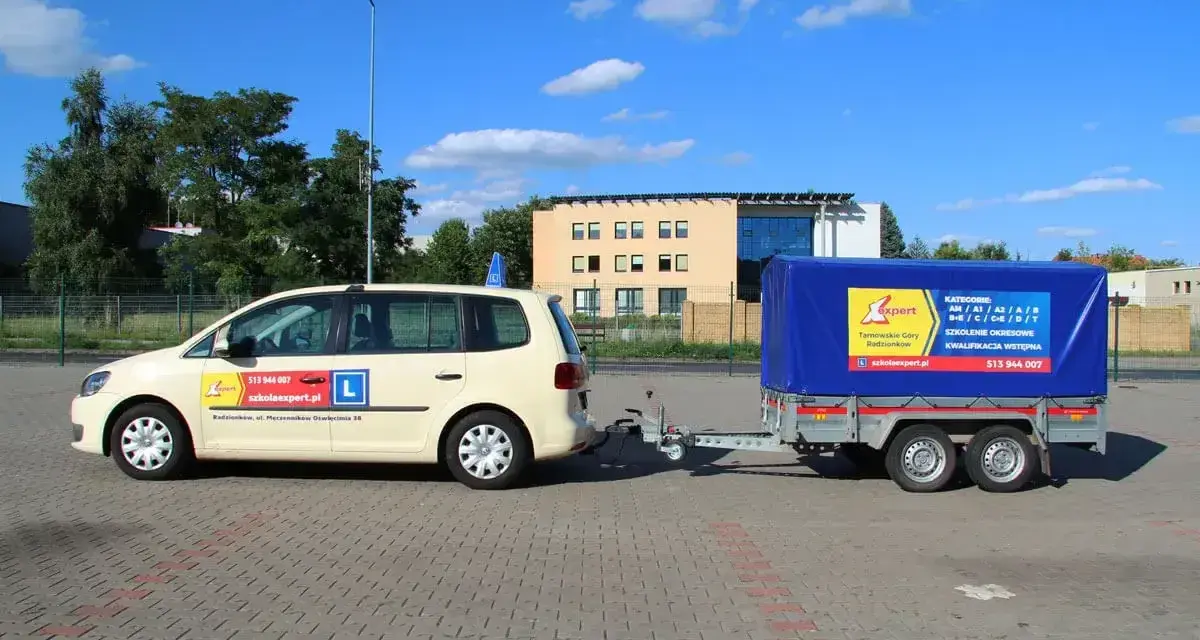 Samochód nauki jazdy z przyczepą, idealny do nauki jazdy z kategorią B+E.