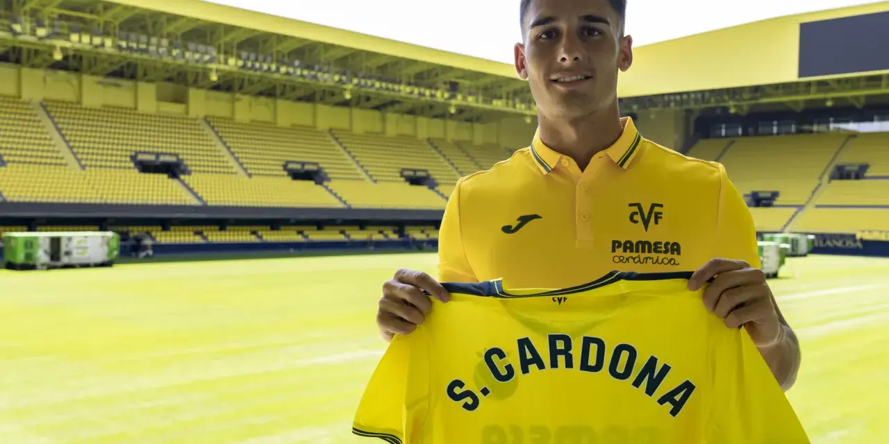 Sergi Cardona, jugador del Villarreal CF, posa con su camiseta amarilla en el estadio de la Cerámica.