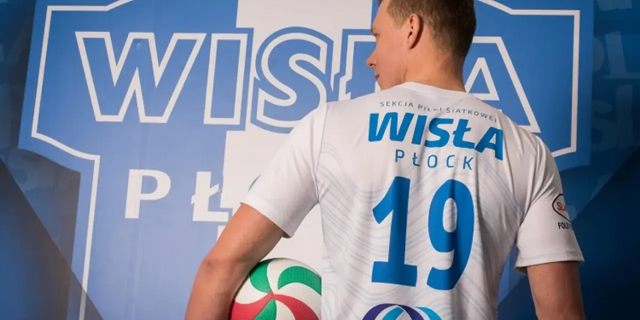 Krzysztof Kisiel, siatkarz Wisły Płock, z piłką w ręku.