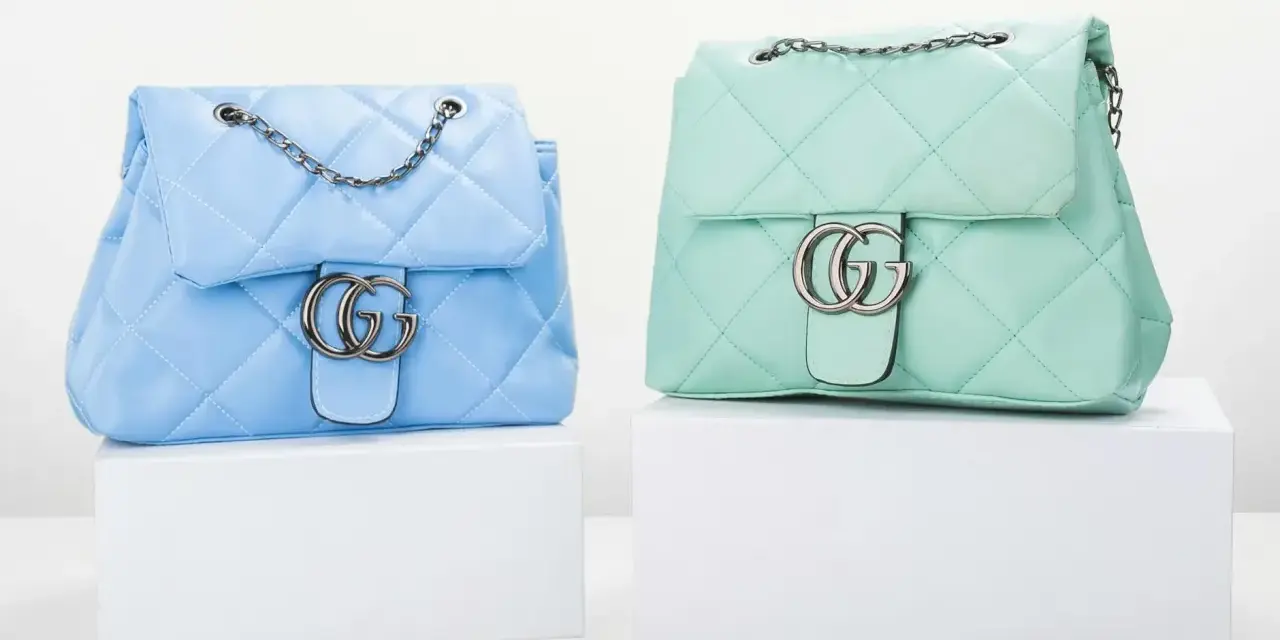 Dwie pikowane torebki damskie Gucci w pastelowych kolorach: błękitnym i miętowym, z charakterystycznym logo GG.