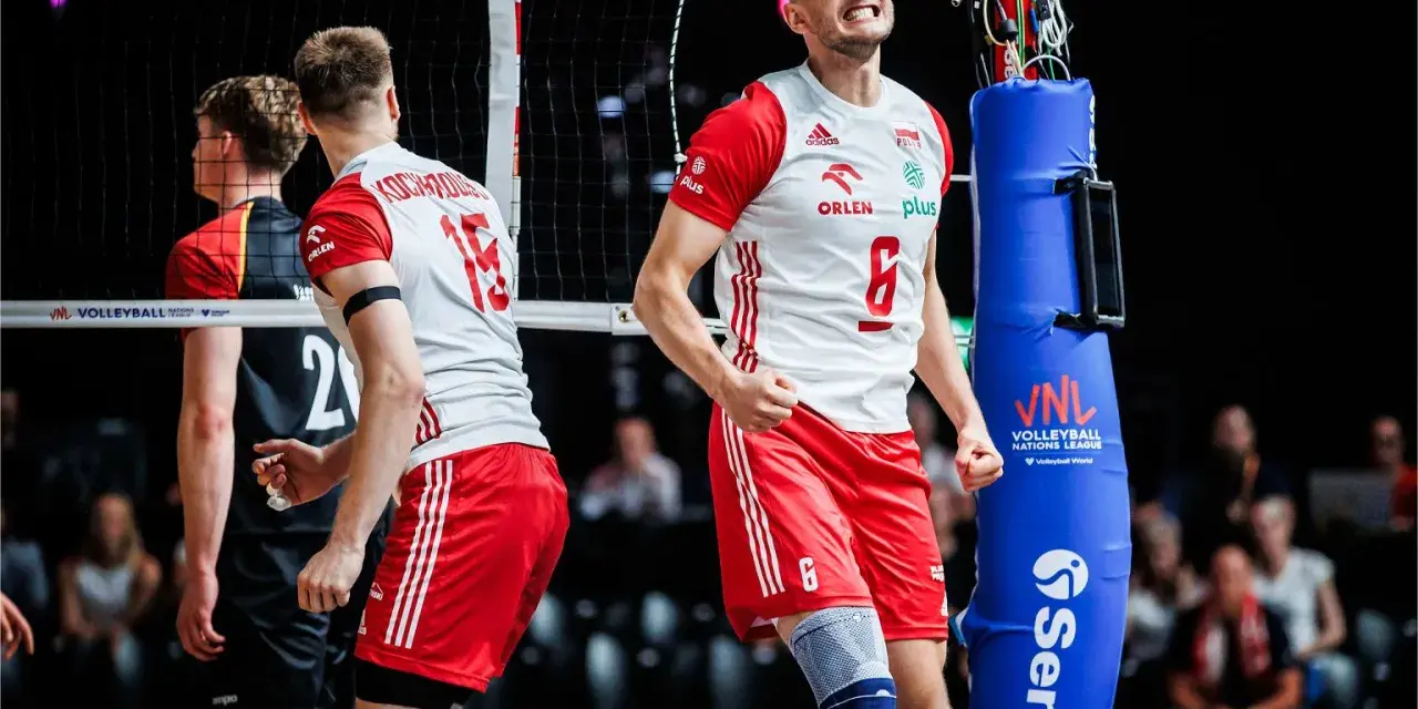 Emocje na meczu siatkówka Polska - Francja. Zawodnik w biało-czerwonej koszulce cieszy się z udanej akcji.