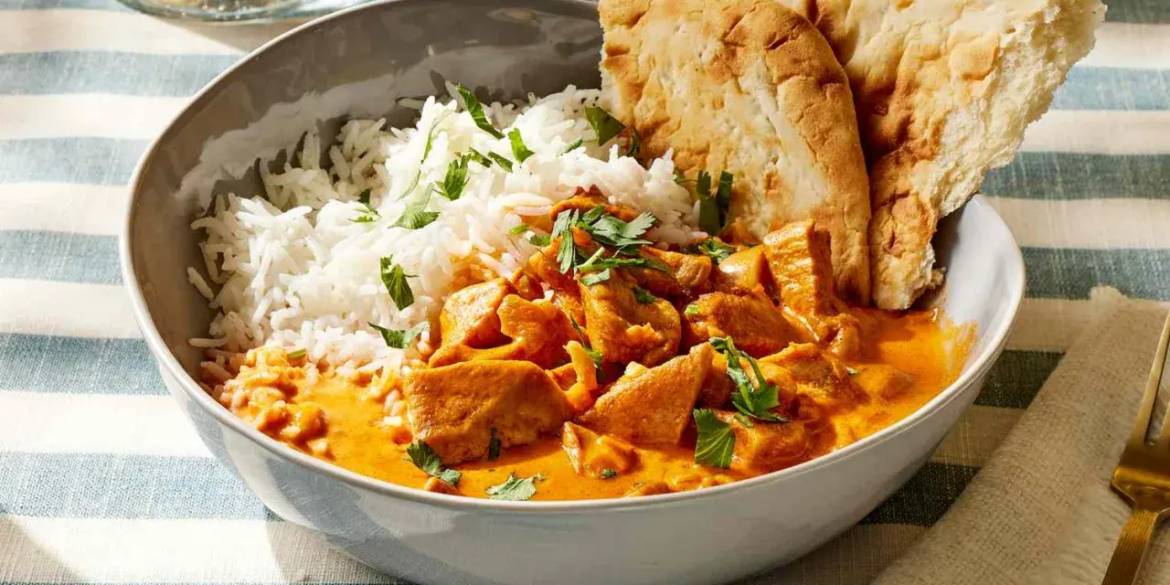 Pyszny butter chicken z ryżem i chlebkiem naan. Idealny przepis, jak zrobić butter chicken.