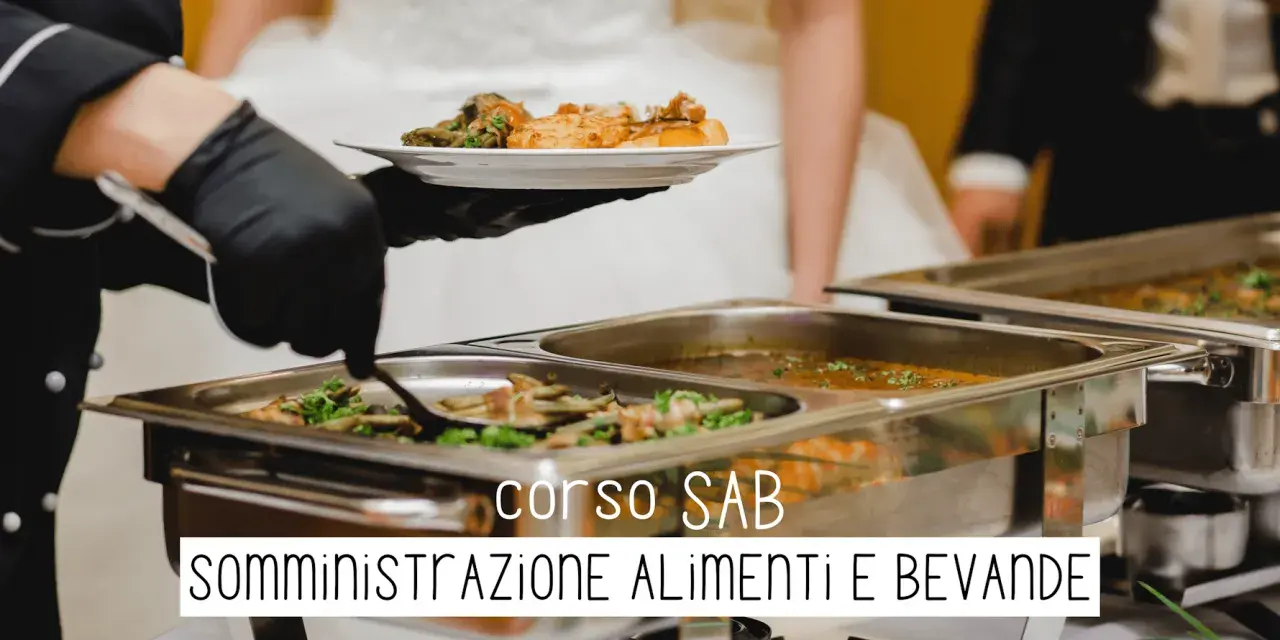 Chef serve cibo da un buffet. Scopri il corso SAB online gratuito per la somministrazione alimenti e bevande.