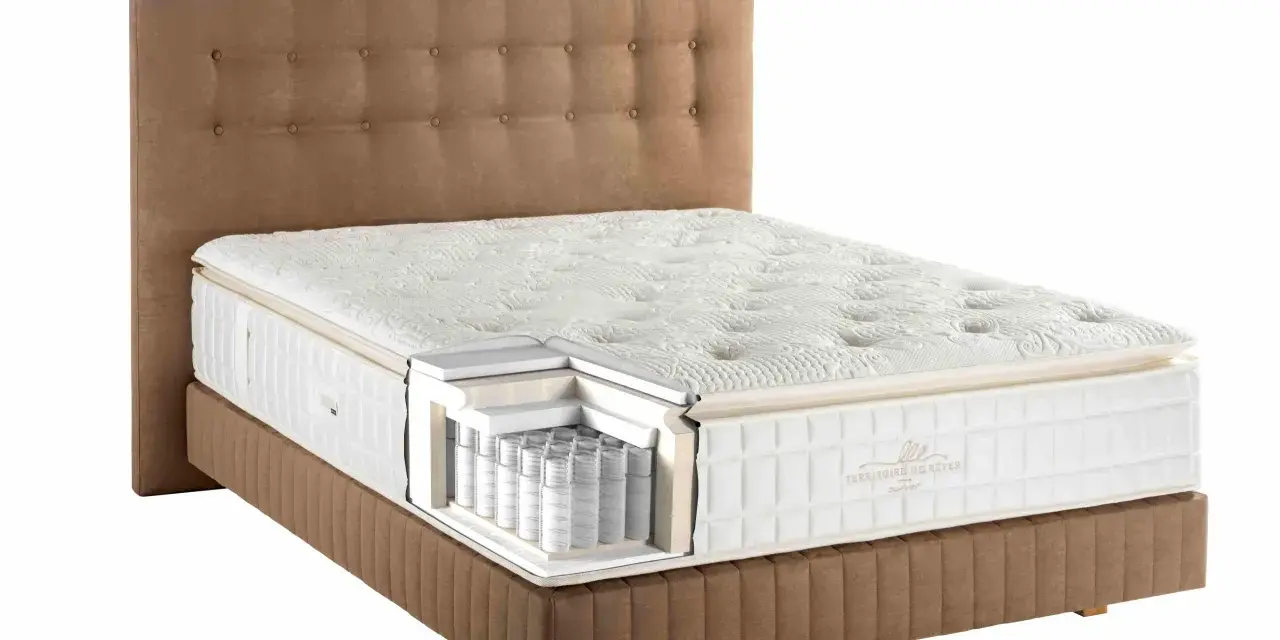 Lit avec sommier et matelas en coupe, révélant des ressorts ensachés. Pour savoir vaut il mieux un matelas mousse ou ressort, regardez cette coupe.