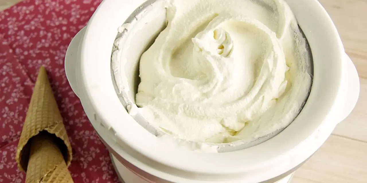 Frisch zubereitetes Fior di Latte Eis in einer Eismaschine, bereit für Waffeln.