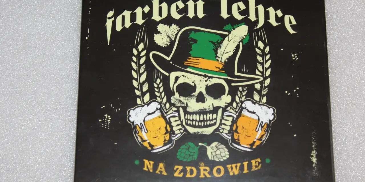 Okładka płyty "farben lehre na zdrowie" z czaszką w kapeluszu, kłosami i dwoma kuflami piwa.