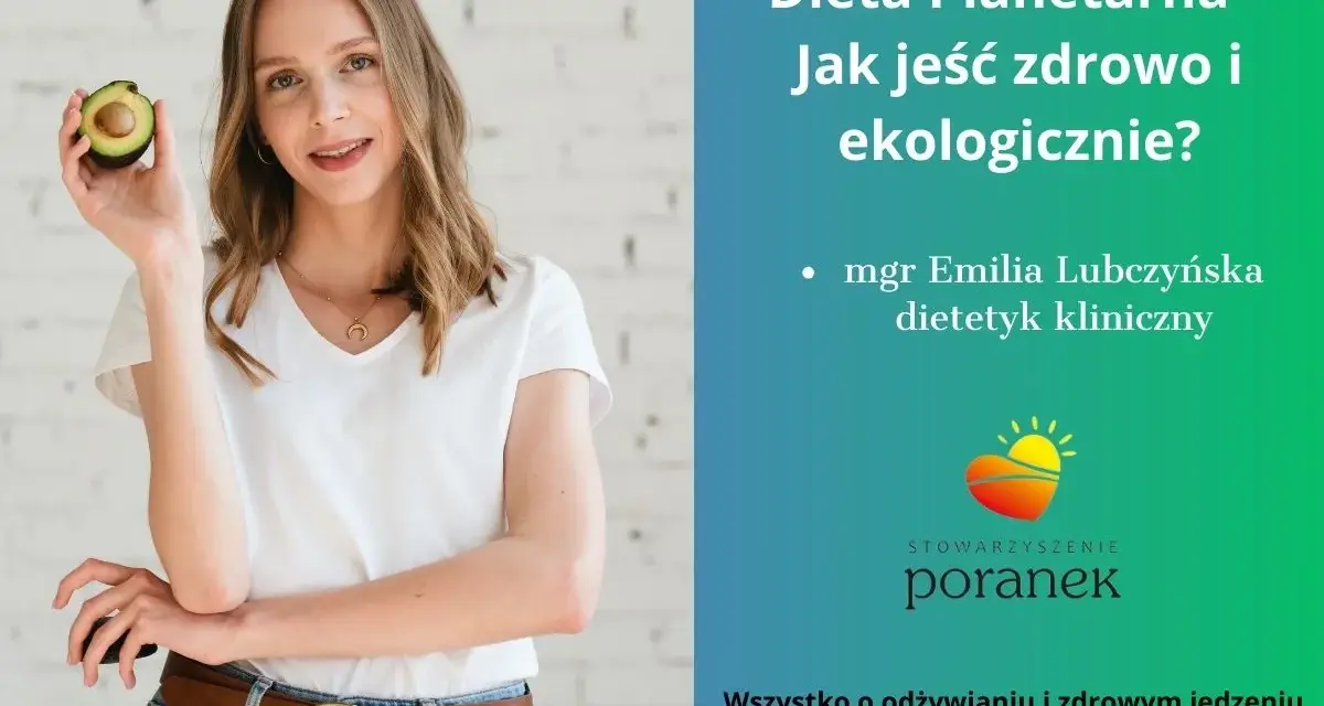 Uśmiechnięta dietetyczka Emilia Lubczyńska prezentuje awokado, symbol zdrowej i ekologicznej diety planetarnej.