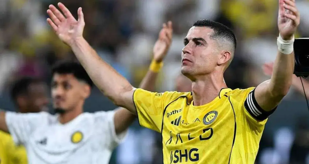 Cristiano Ronaldo w żółtej koszulce z podniesionymi rękami. Ile goli strzelił Ronaldo?