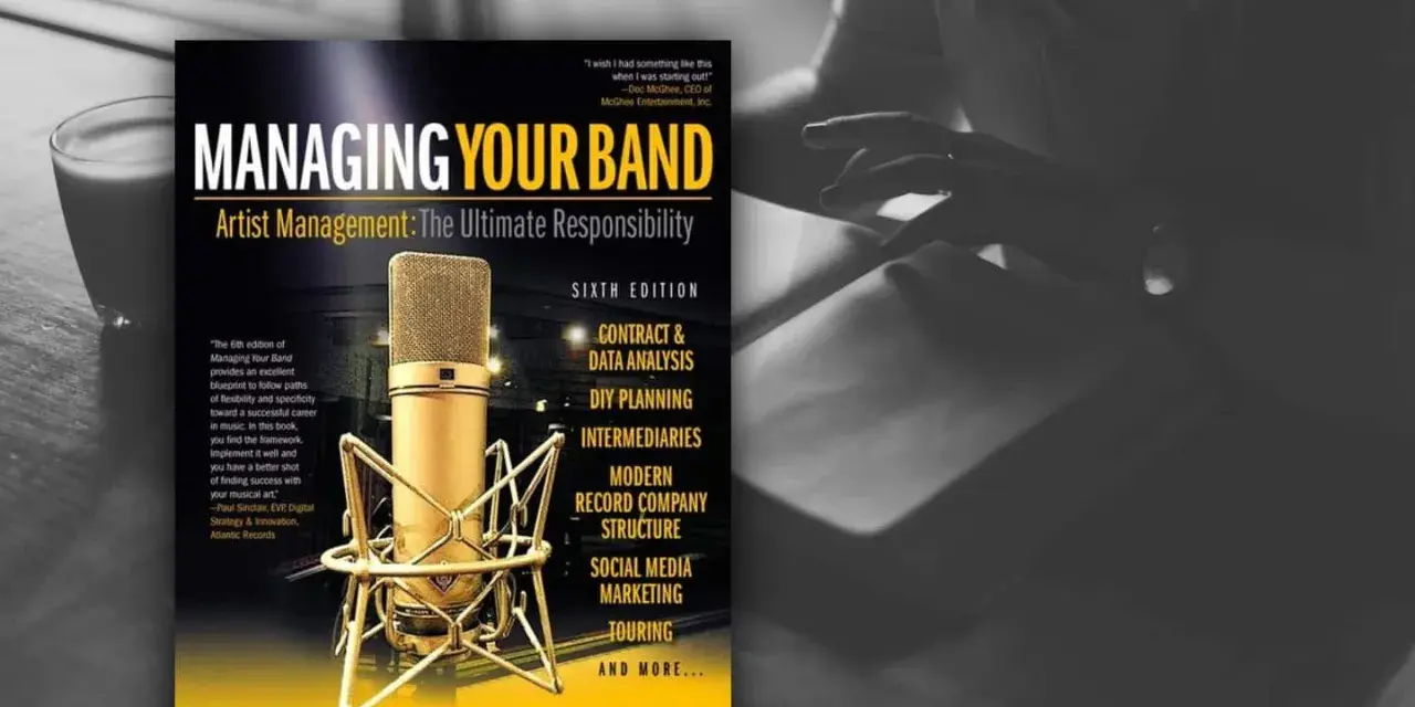 Buch "Managing Your Band" zeigt, wie man als band manager erfolgreich wird. Mit Mikrofon und Notizen.