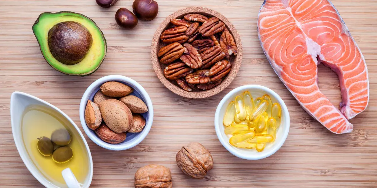 En laxfilé, avokado, nötter, mandlar, oliver i olja och kapslar där e vitamin finns i.