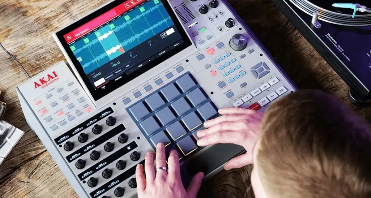 Producent muzyczny tworzy beaty na MPC 60, obok gramofon Technics.