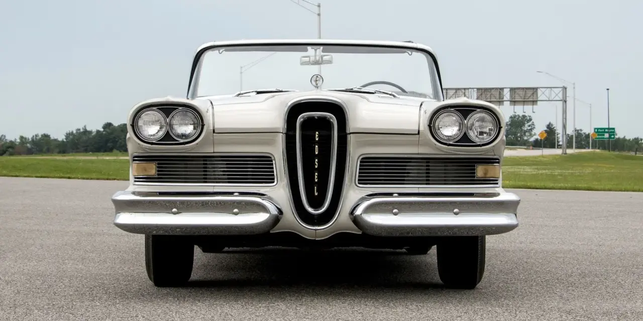 Klasyczne auto na e, biały kabriolet Edsel z charakterystycznym grillem, stoi na drodze.