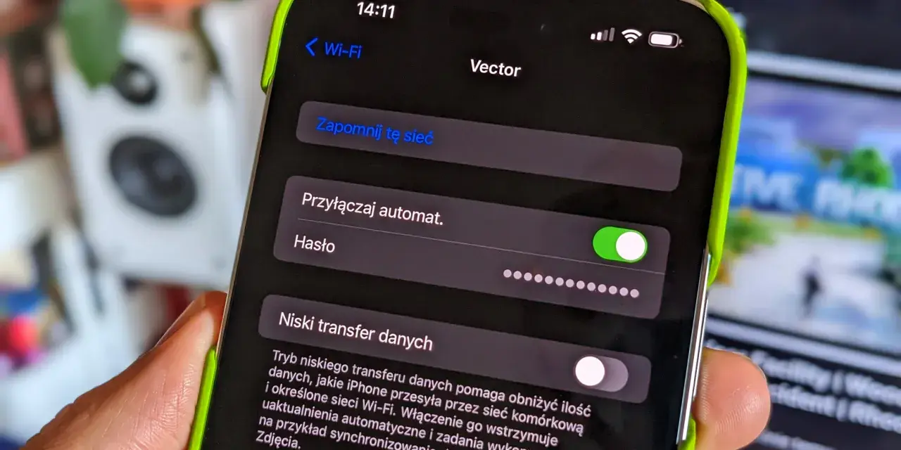 Jak wpisać hasło do Wi-Fi w telefonie? Widok ekranu z ustawieniami sieci Wi-Fi, gdzie widać pole "Hasło" i opcję "Zapomnij tę sieć".