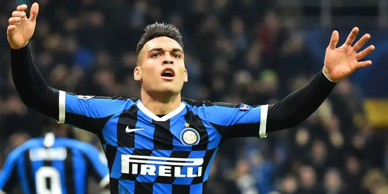 Lautaro Martínez z Interu Mediolan świętuje bramkę w meczu z Atalantą.