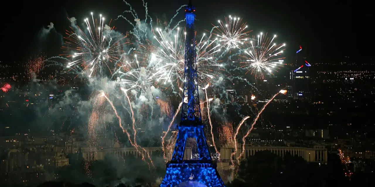 Espectacular espectáculo de fuegos artificiales ilumina la Torre Eiffel en París, celebrando el año nuevo en Francia.