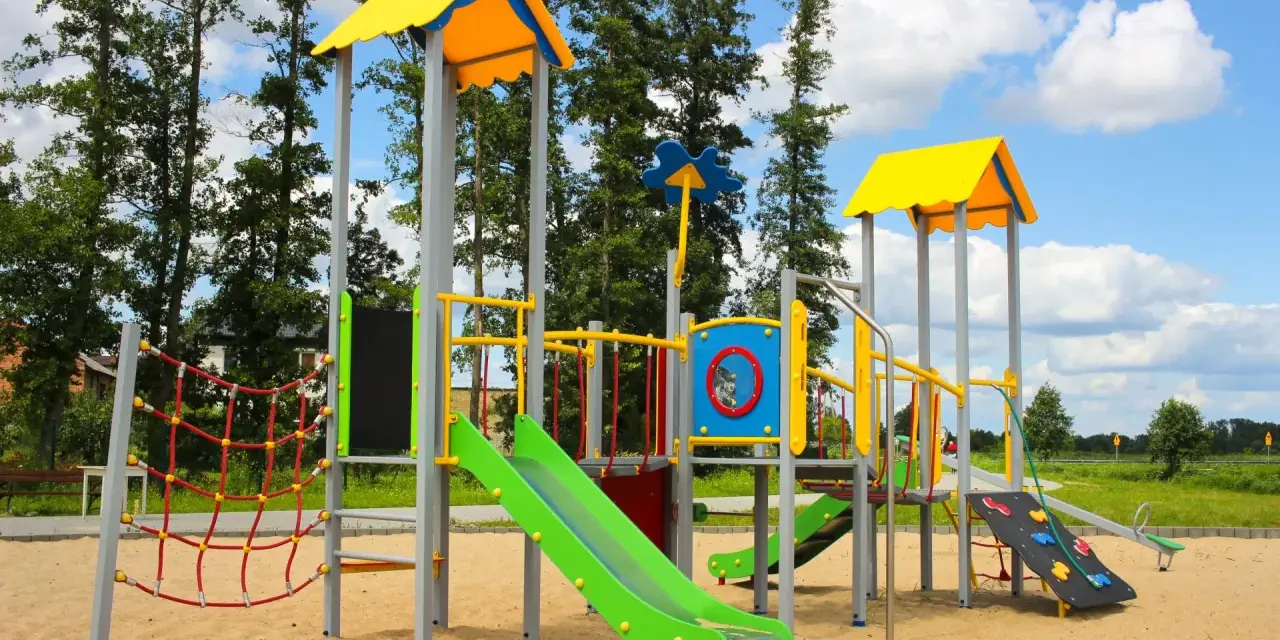 Jak zaprojektować plac zabaw dla dzieci, aby zapewnić bezpieczeństwo i radość