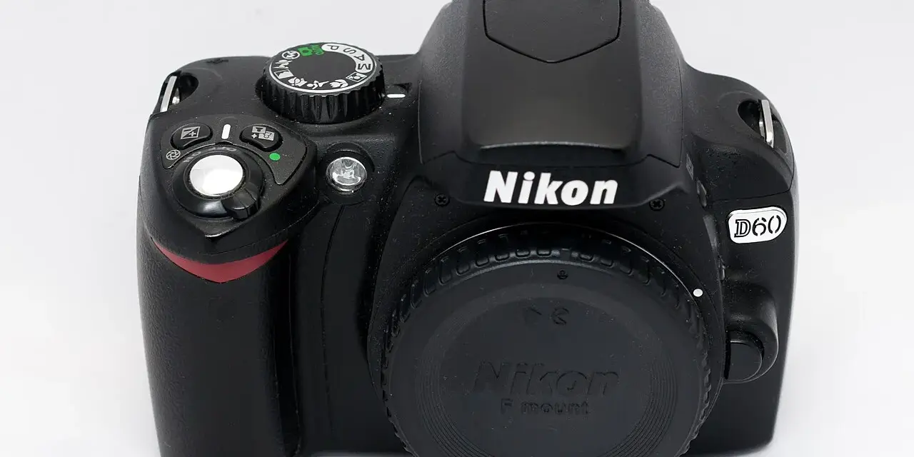 Czarny aparat Nikon D60 z obiektywem z zaślepką.
