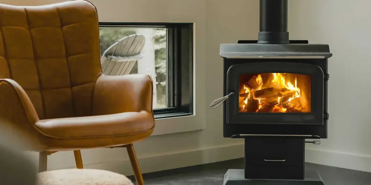 Un confortable fauteuil en cuir brun fait face à un poêle à bois non étanche, où des flammes dansent joyeusement dans le foyer.