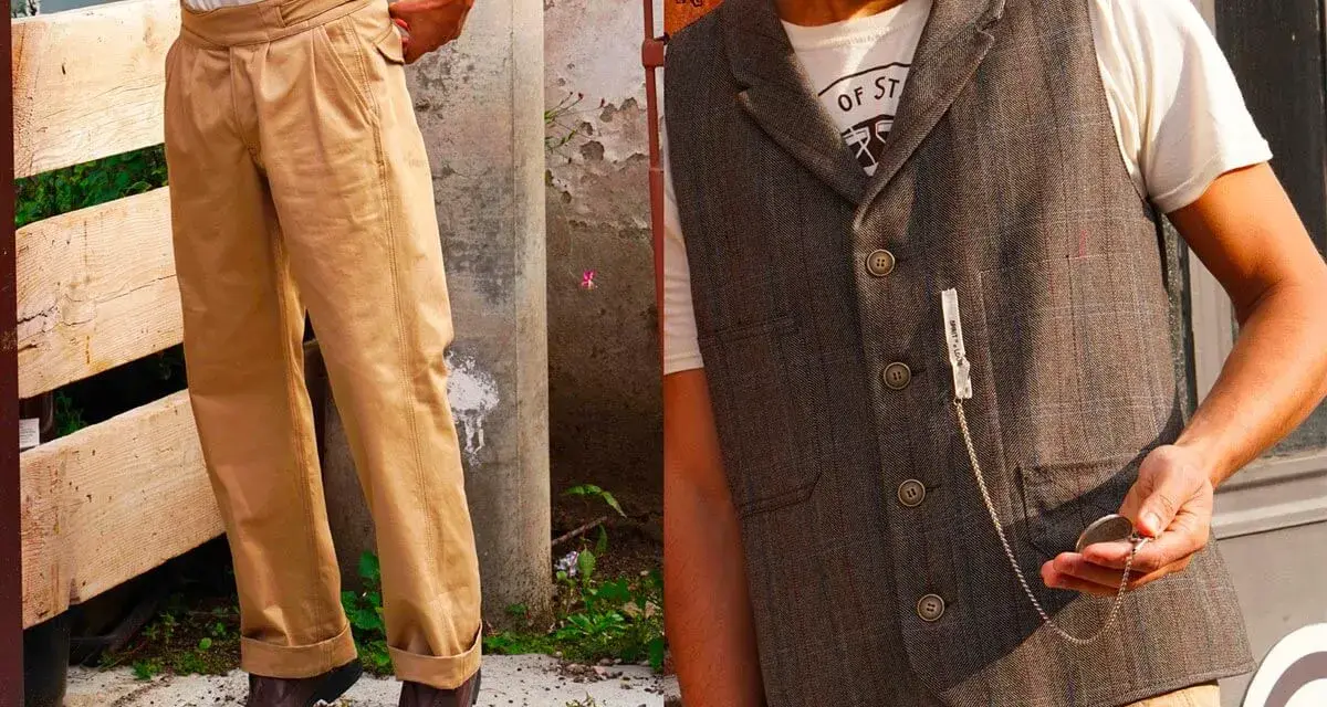 Uomo con gilet a quadri, camicia bianca e pantaloni beige, un look che ricorda come si vestivano gli uomini negli anni 50.
