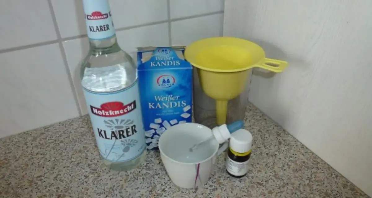 Zutaten für Ouzo selber machen: Klarer Schnaps, Kandiszucker, ein Trichter und eine Pipette.