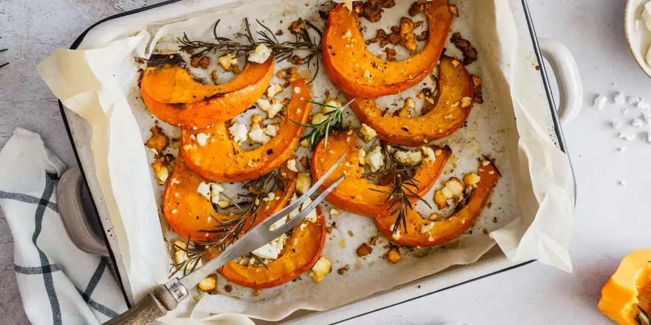 Calabaza asada con queso feta y romero, lista para servir. Una idea deliciosa para tus recetas con calabaza.