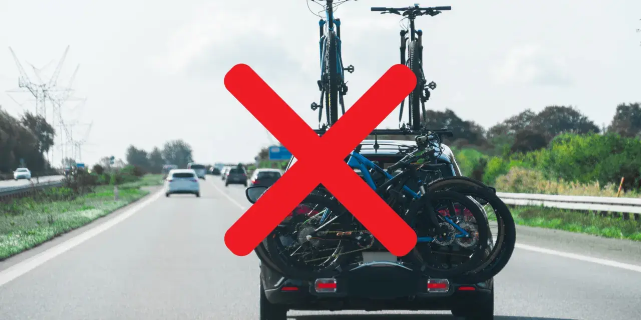 Auto con biciclette sul portapacchi posteriore, una sporgenza longitudinale che supera i limiti consentiti.