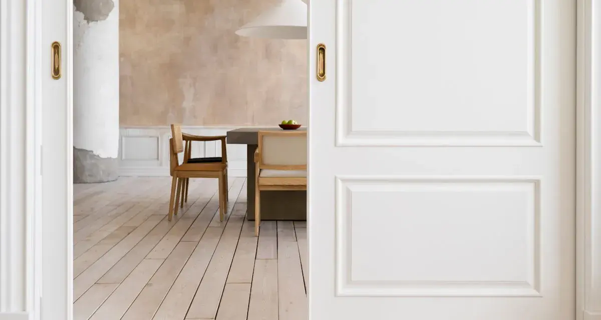 Puertas blancas y suelo de madera clara crean un ambiente acogedor. La idea es combinar suelo y puertas para un diseño interior armonioso.