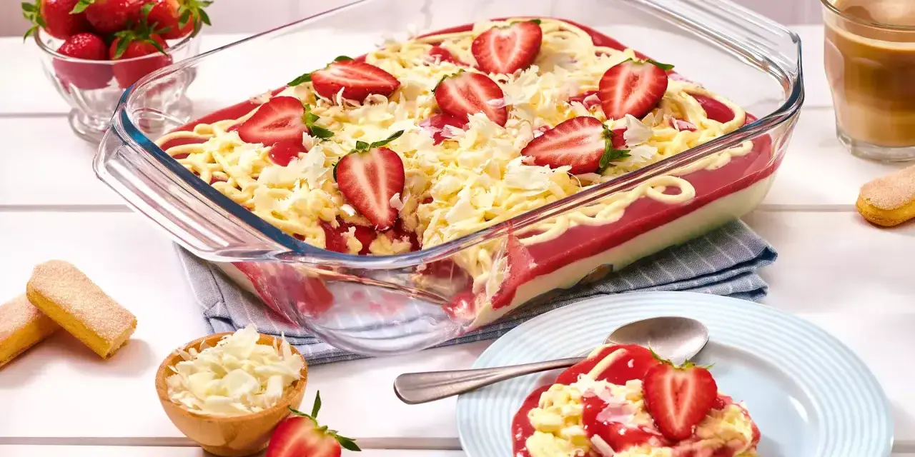 Erdbeer-Dessert mit Spaghetti-Eis-Optik und Tiramisu-Schichten. Frisch, fruchtig und unwiderstehlich!