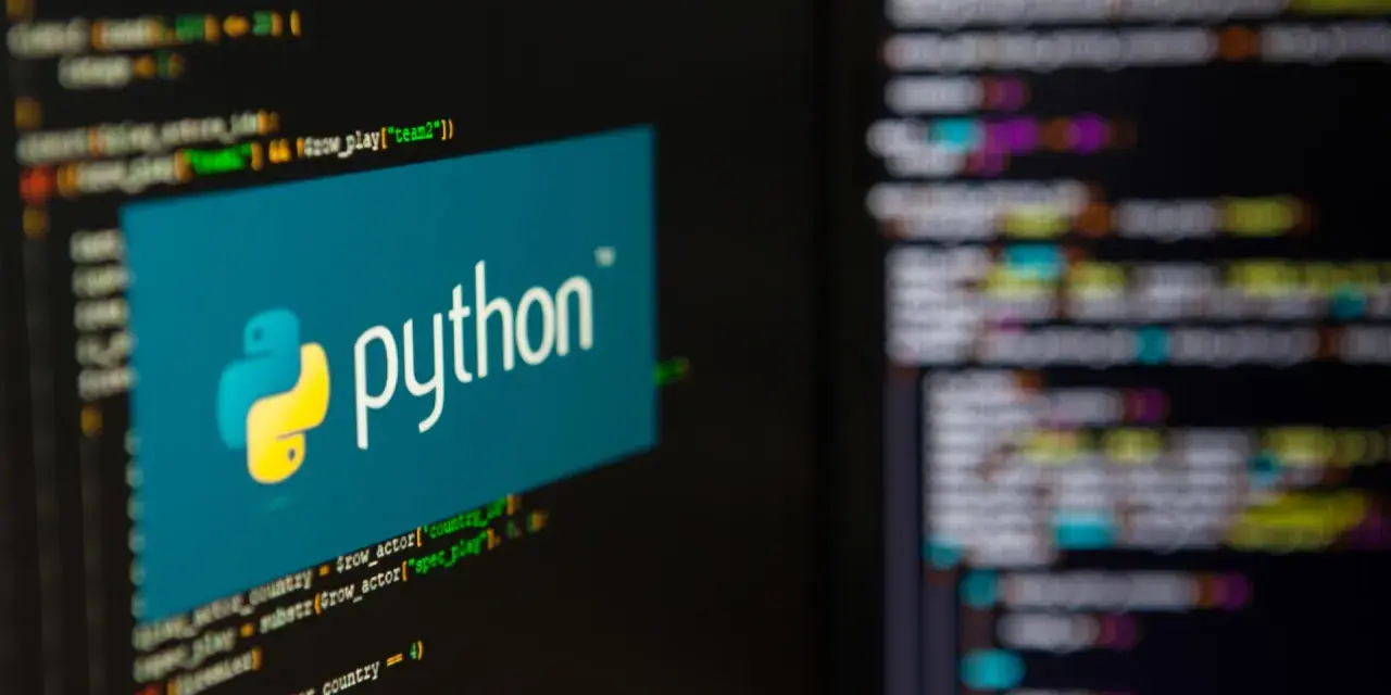 El logo de Python sobre código resaltado. Python es un lenguaje de programación versátil.