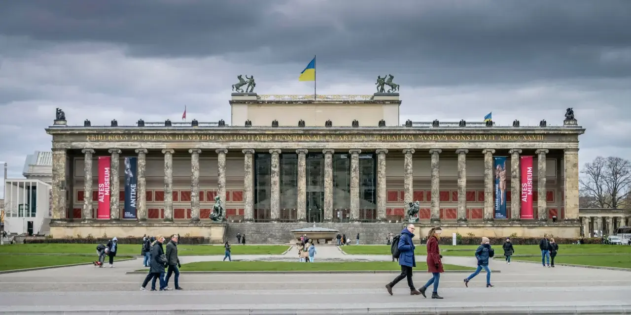 Das Alte Museum in Berlin, ein möglicher Tribute von Panem Drehort, mit der ukrainischen Flagge und Besuchern.