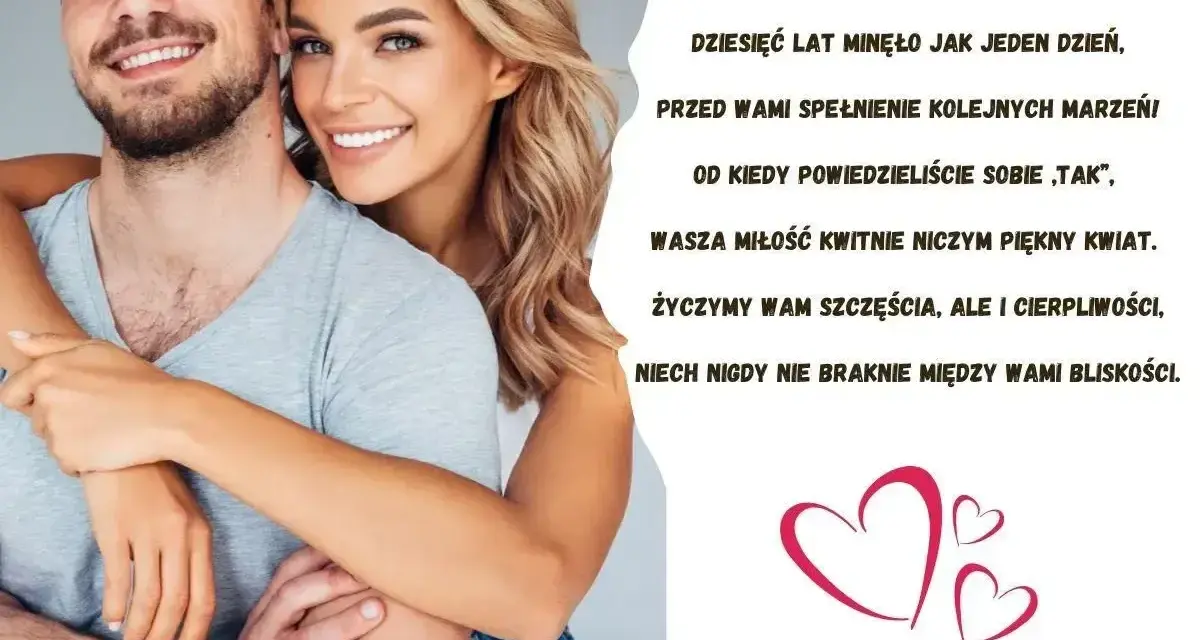 Uśmiechnięta para świętuje 10 rocznicę ślubu. Życzenia miłości i szczęścia.