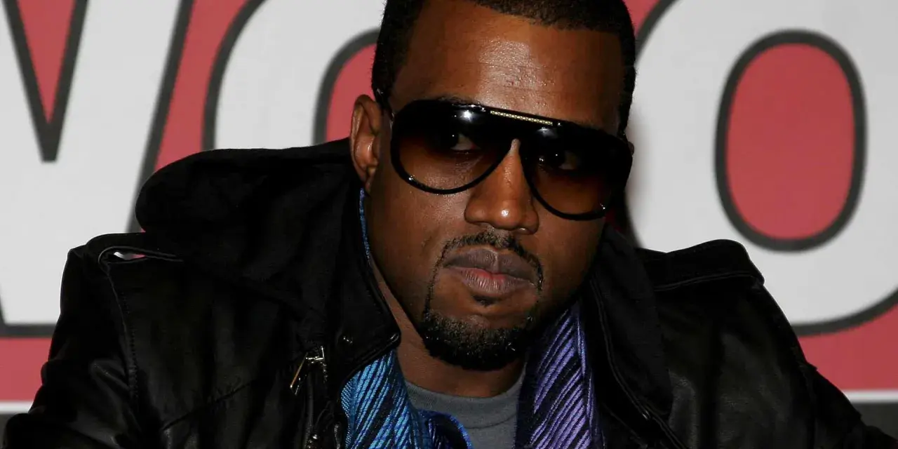 Kanye West w okularach przeciwsłonecznych i skórzanej kurtce, gotowy na koncert w Polsce.